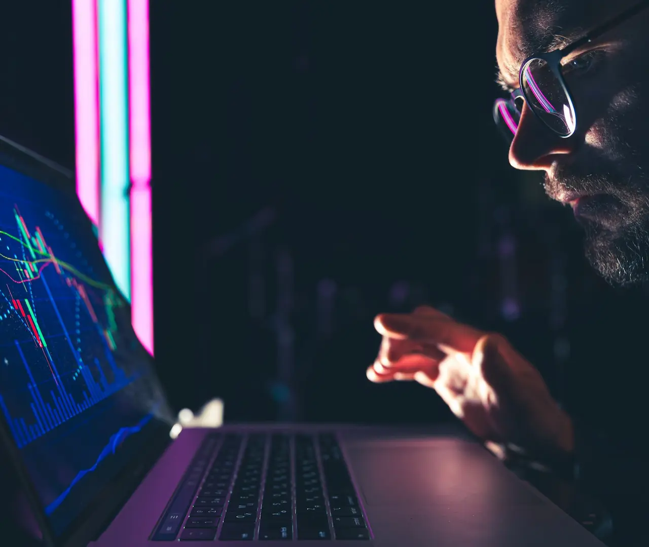 man_analyzing_stock_market_trends_on_a_laptop_lqhmarkets