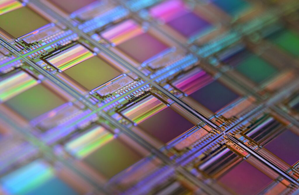 Silicon wafer with iridescent grid